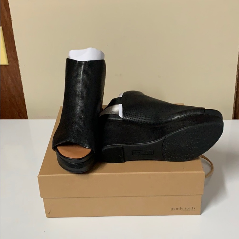 Kenneth Cole Gentle Souls Jasper wedge sandal!